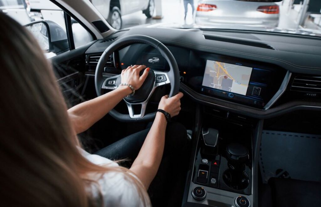 The Role of Tesla-Style Touch Screens in Car Navigation Systems